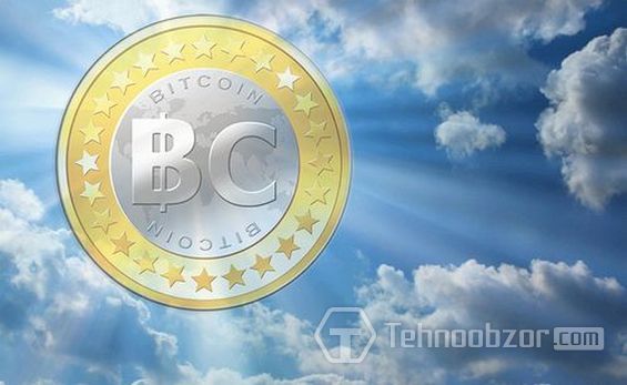 Монета со значком Биткоина на фоне облаков