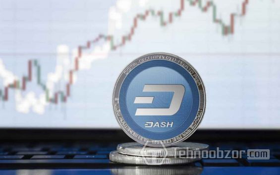 Монеты Dash на клавиатуре ноутбука