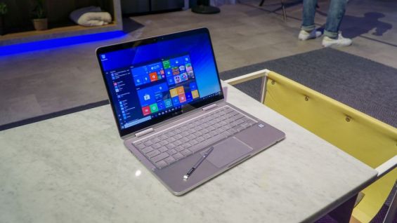 Samsung Notebook 9 Pen стоит на столе