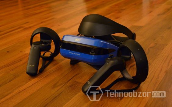 Шлем Acer Mixed Reality Headset AH101 и его контроллеры лежат на полу