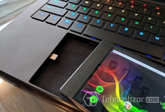 Смартфон Razer Phone лежит на док-станции Project Linda