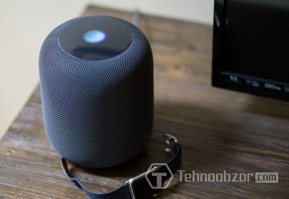 Умная колонка Apple HomePod стоит на столе