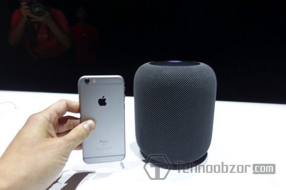 Айфон возле колонки Apple HomePod