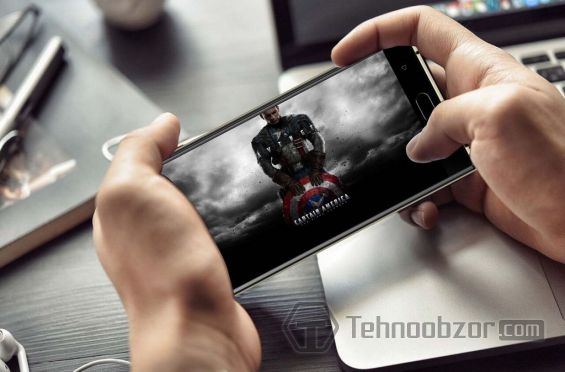 Телефон Oukitel K3 в руках