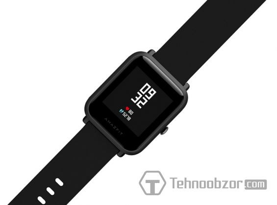 Смарт-часы Amazfit Bip на белом фоне