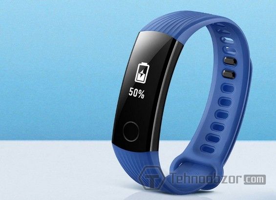 Уровень заряда батареи отображается на дисплее Huawei Honor Band 3