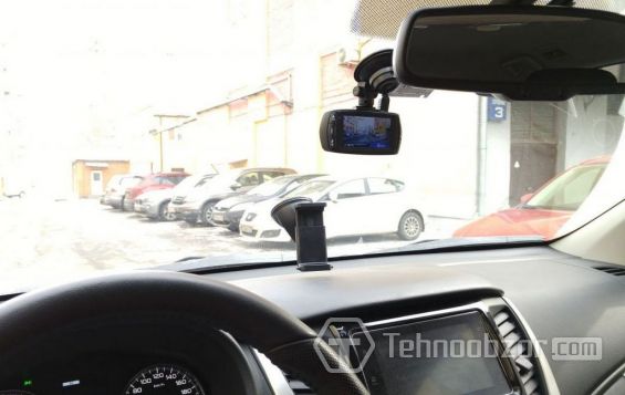 Видеорегистратор Neoline Wide S55 на лобовом стекле автомобиля