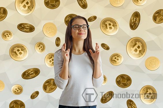 Девушка под монетами Биткоин