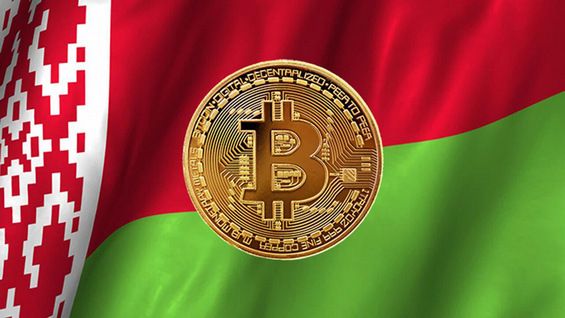 Монета Bitcoin на фоне белорусского флага