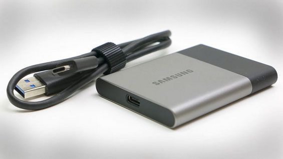 Внешний жёсткий диск и USB-шнур от него