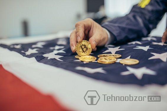 Биткоин и флаг США