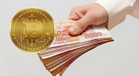 Монета BTC и стопка российских рублей