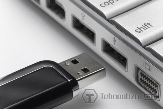 Флешка вставляется в USB-разъём