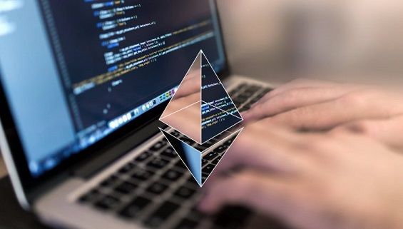 Пользователь за компьютером и логотип Ethereum