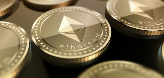 Золотистые монеты Ethereum крупным планом