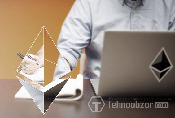 Значок Ethereum на задней панели ноутбука