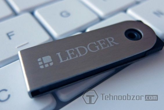 Аппаратный кошелек Ledger Nano S крупным планом