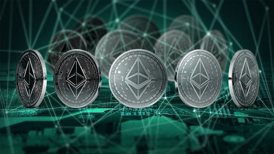 Несколько серебристых монет Ethereum