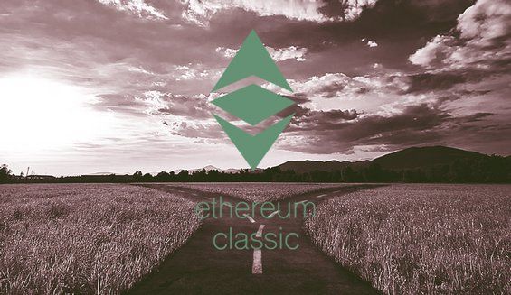 Значок Ethereum Classic на фоне дорожной развилки