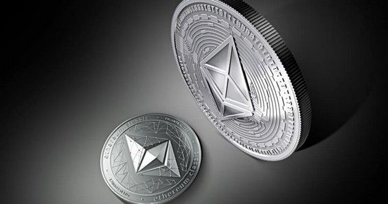 Две серебристые монеты Ethereum вид сверху