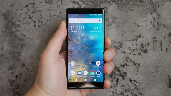 Смартфон Sony Xperia XZ2 Compact в руке