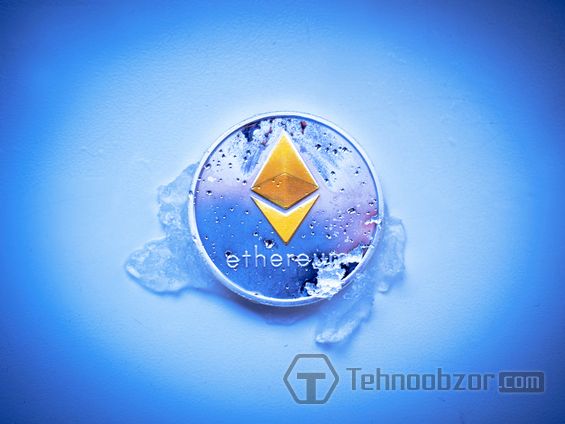 Монета Ethereum на голубом фоне