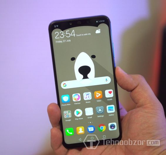 Смартфон Huawei Nova 3 в руке