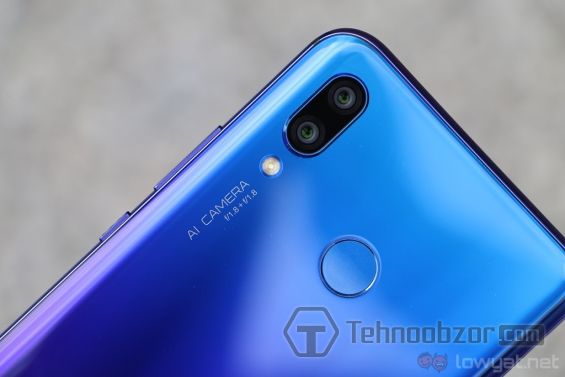 Двойная камера смартфона Huawei Nova 3 крупным планом