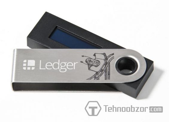 Аппаратный кошелек Ledger Nano S на белом фоне