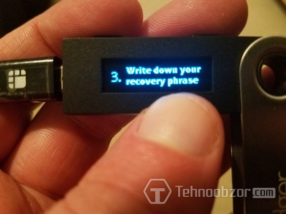 Кошелек Ledger Nano S в руке