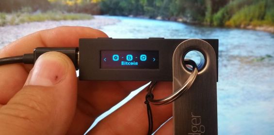 Значок криптовалюты Биткоин на экране кошелька Ledger Nano S