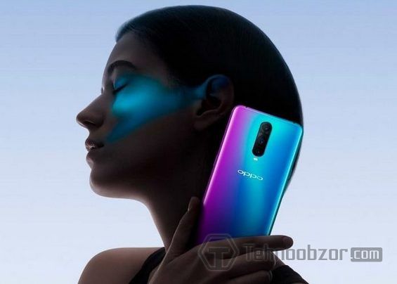 Девушка держит в руке Oppo R17 Pro