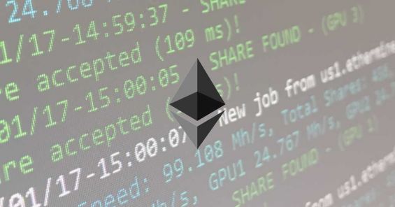 Значок Ethereum на фоне майнингового кода