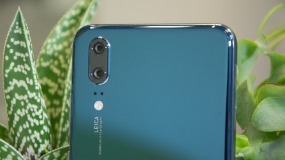 Двойной объектив Huawei P20 крупным планом