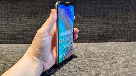 Huawei P20 в руке