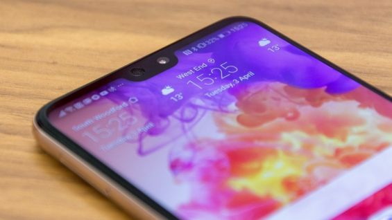 Фронтальная камера телефона Huawei P20 крупным планом