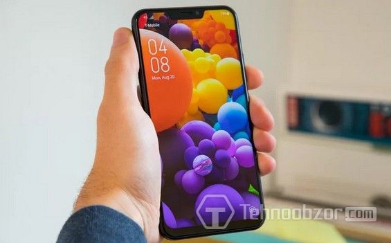 ASUS Zenfone 5Z в руке