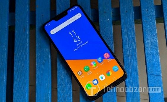 ASUS Zenfone 5Z лежит на деревянных дощечках