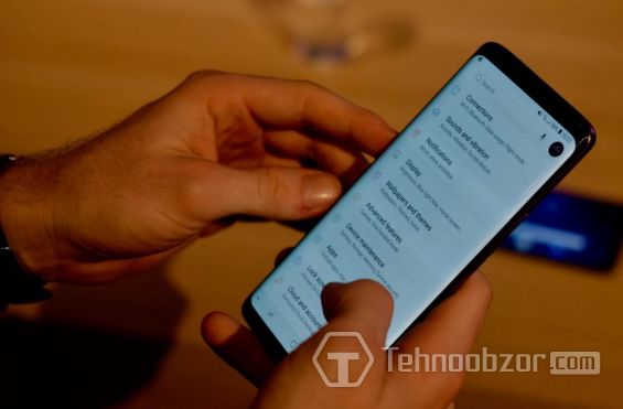 Меню с настройками на телефоне Samsung Galaxy S9+