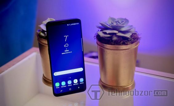 Samsung Galaxy S9+ возле горшков с цветами