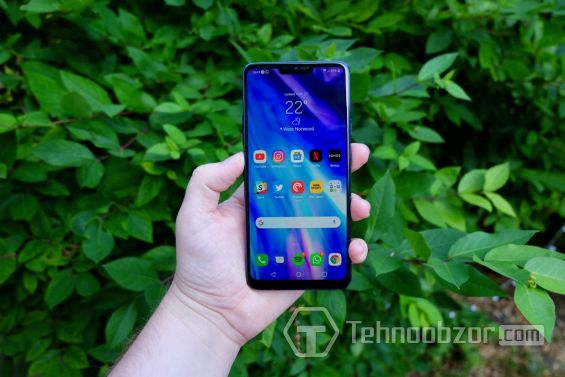 LG G7 ThinQ в руке