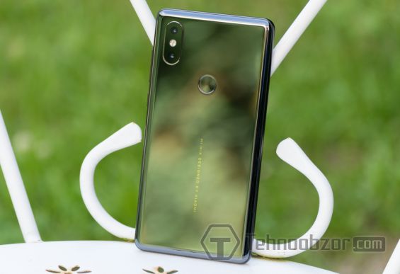 Смартфон Xiaomi Mi MIX 2S в вертикальном положении