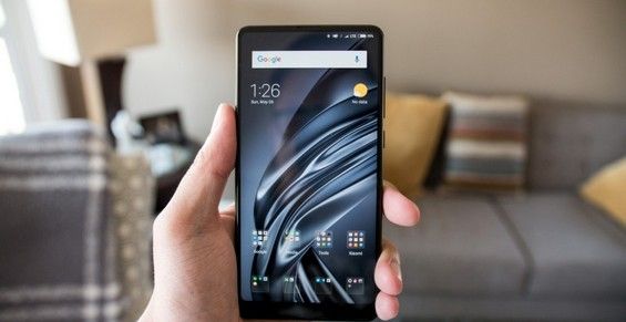 Xiaomi Mi MIX 2S в руке