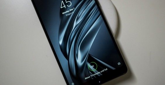 Xiaomi Mi MIX 2S заряжается