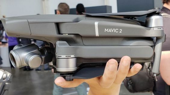 Дрон DJI MAVIC 2 PRO в руке