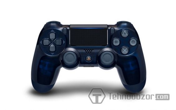 Контроллер DualShock 4 на белом фоне