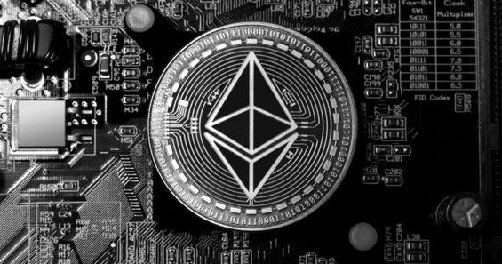 Монета Ethereum на компьютерной плате