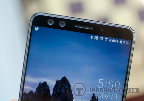 Лицевая панель телефона HTC U12 Plus крупным планом