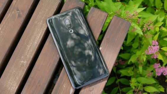 Meizu 15 Plus лежит на деревянных дощечках