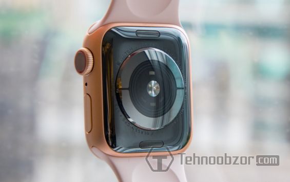 Тыльная панель Apple Watch Series 4 крупным планом